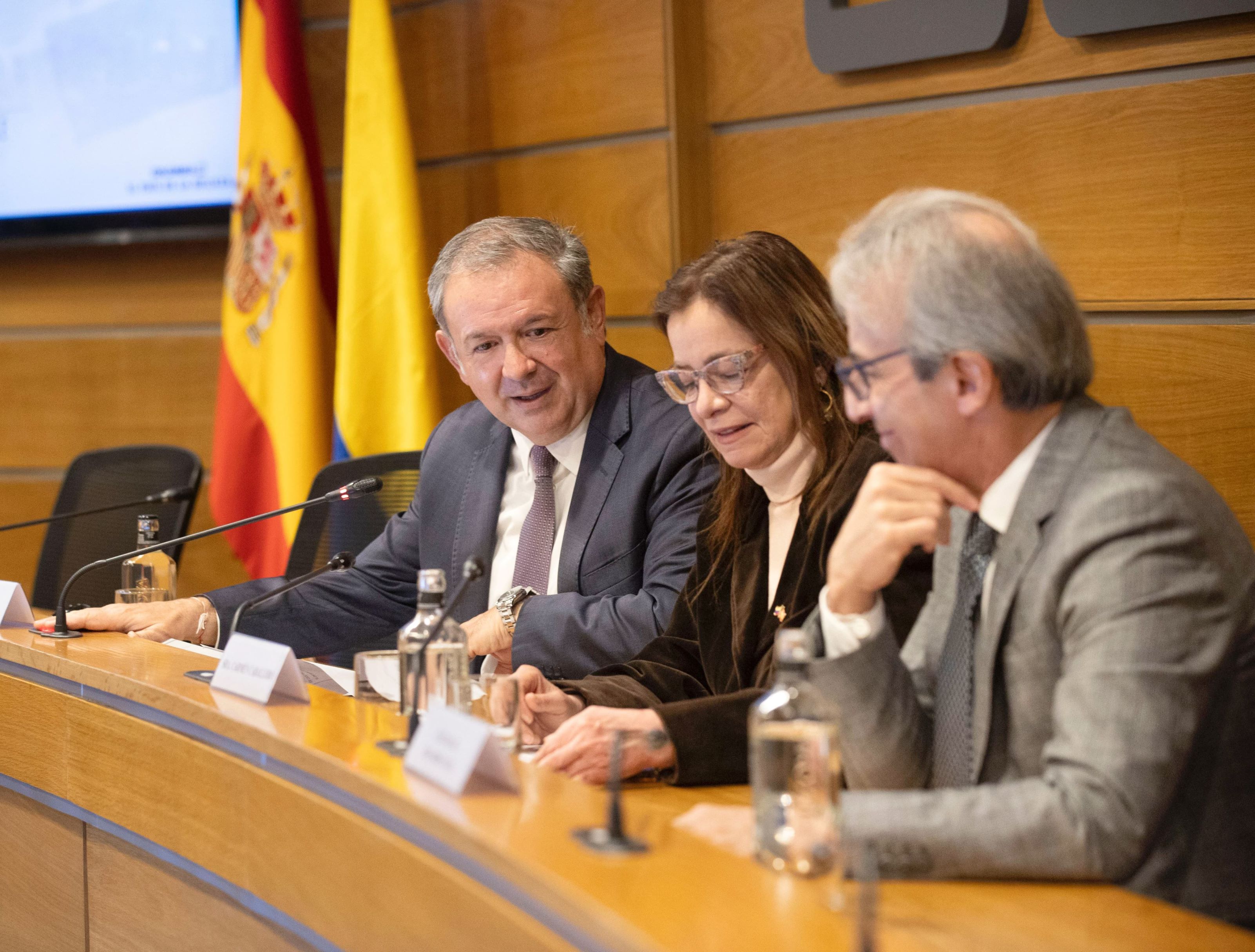 Narciso Casado Martin, Director de Relaciones con Iberoamérica del CEOE, Carmen Caballero Villa, Presidente de ProColombia y Eduardo Ávila, Embajador de Colombia en España