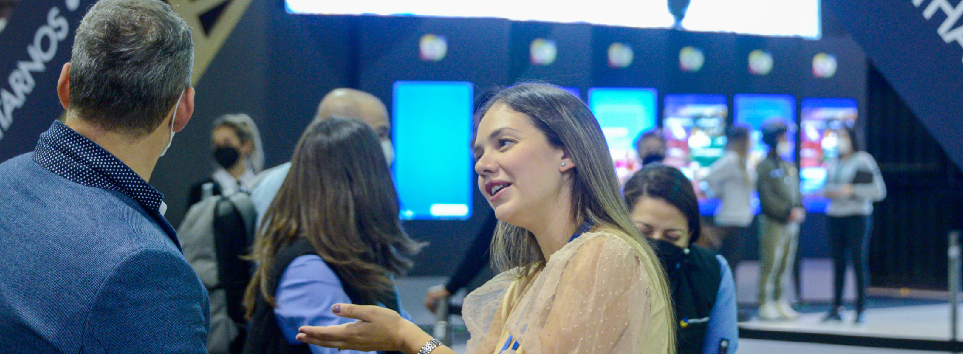 Personas hablando en feria de ProColombia