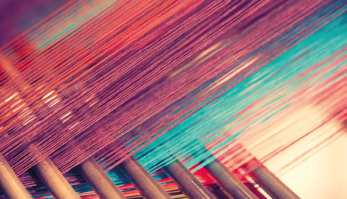 Telares artesanales en fábrica de Colombia.