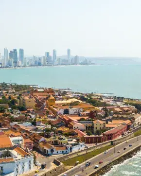 Fotografía panorámica de ciudad costera