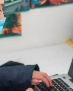 Oficinista trabajando en su computador
