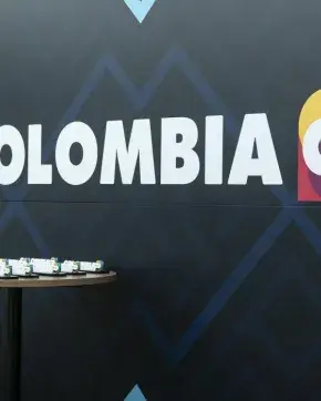 Letrero en evento de Colombia CO