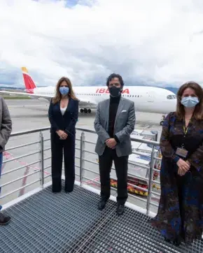 Directivos de ProColombia con avión detrás