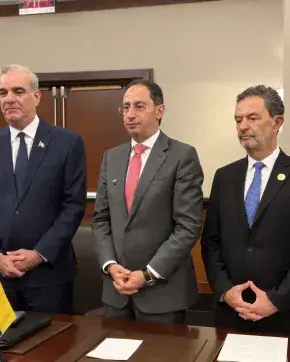 Vicepresidente José Manuel Restrepo (CO)- Presidente Luis Abinader (RD)