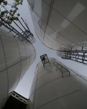 Tanques de almacenamiento de agua vistos desde abajo.
