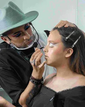 Mujer siendo maquillada para un evento