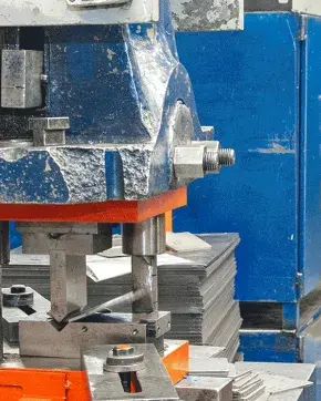 Hombre trabajando con maquina industrial