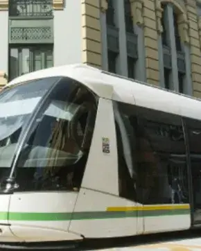 Tren en medio de una ciudad Europea