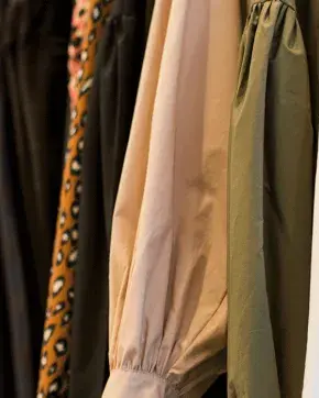 Trajes y vestidos