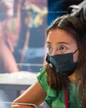 Mujer en evento de  FIEXPO Latinoamérica
