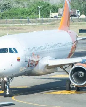 Avión comercial