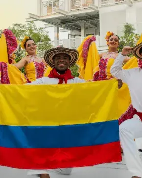 Bailarines folclóricos en Expo 2020 Dubái