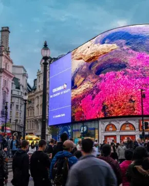 ColombiaCo en pantalla gigante en la ciudad de Londres