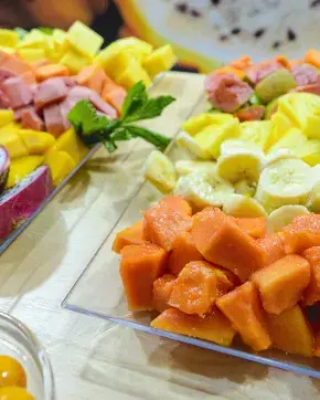 Mesa de buffet de frutas  colombianas
