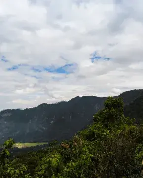 Turista tomando fotografía de paisaje Colombiano
