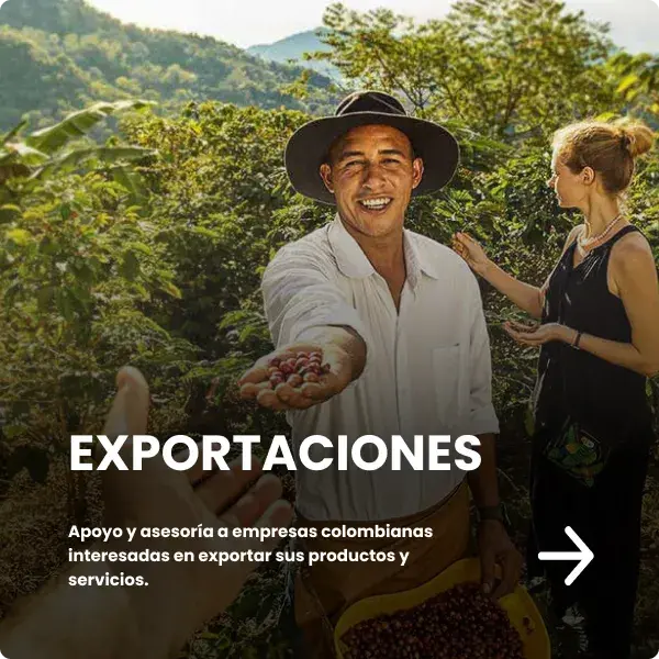 campesino caficultor mostrando café en la mano