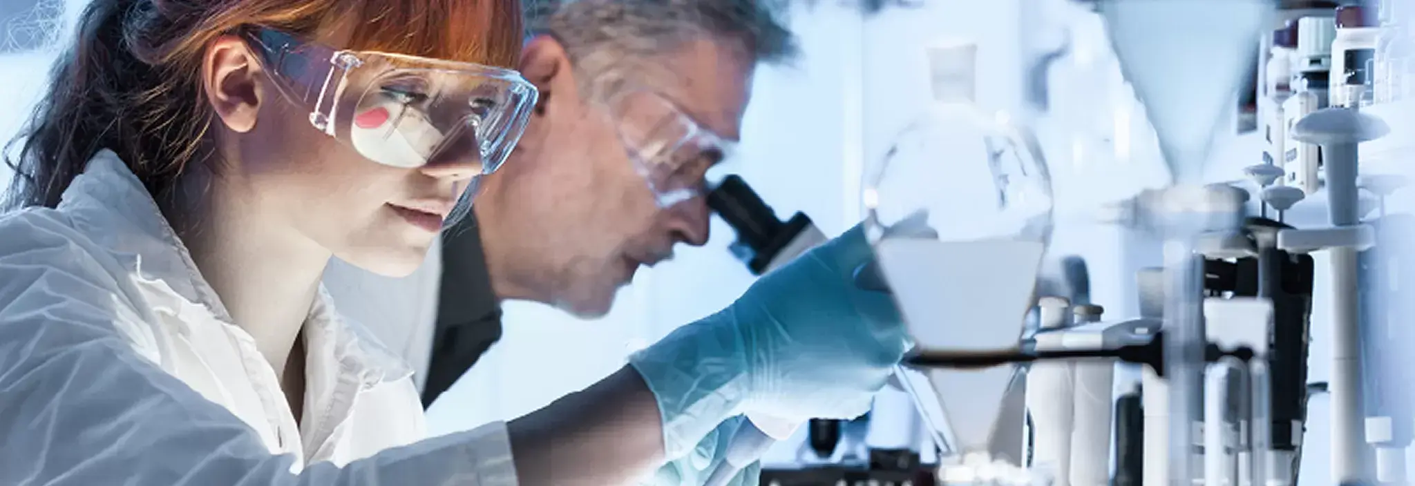 mujer en laboratorio