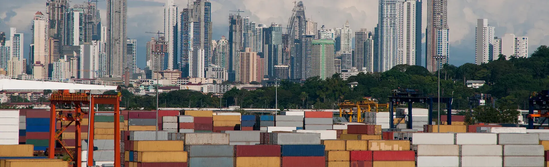 Exportaciones textiles de Colombia llegando a un puerto en la Ciudad de Panamá.