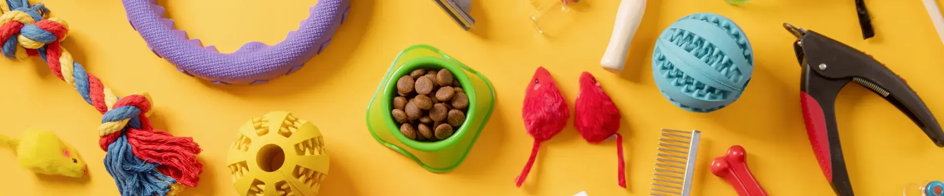Productos para mascotas sobre una mesa de madera.