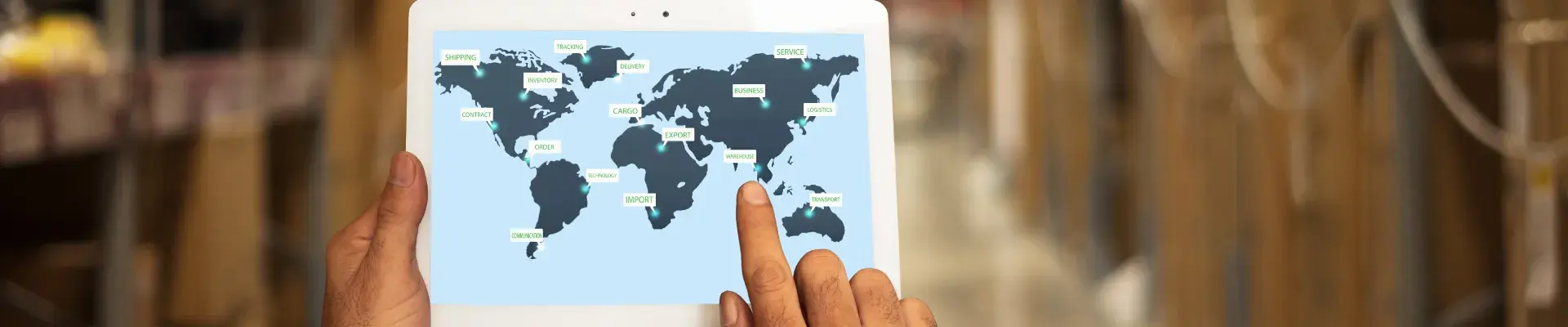 Manos de gerente señalando región MENA en el mapa.