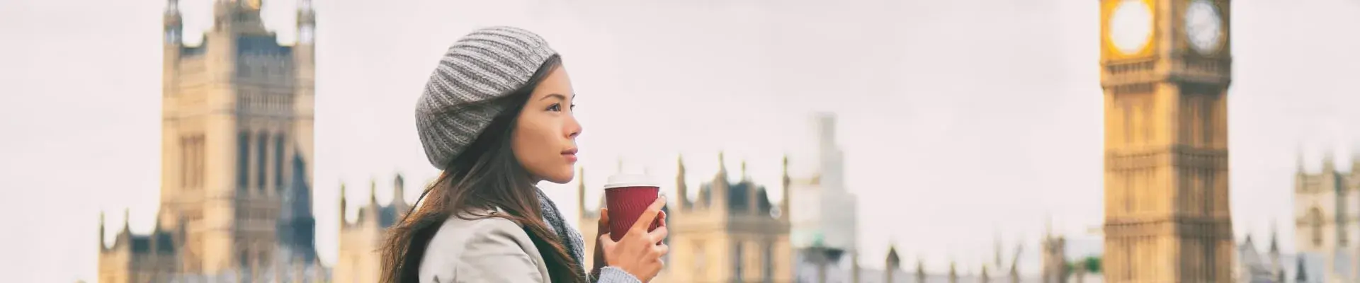 Mujer asiática toma café de exportación colombiano en Inglaterra.