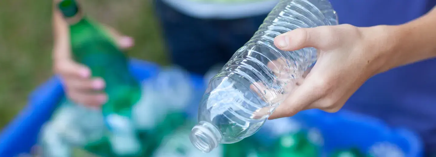 Reciclaje con botellas de plásticos de un solo uso.