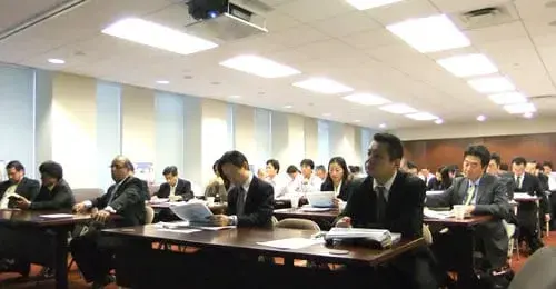 Japoneses en seminario de inversión