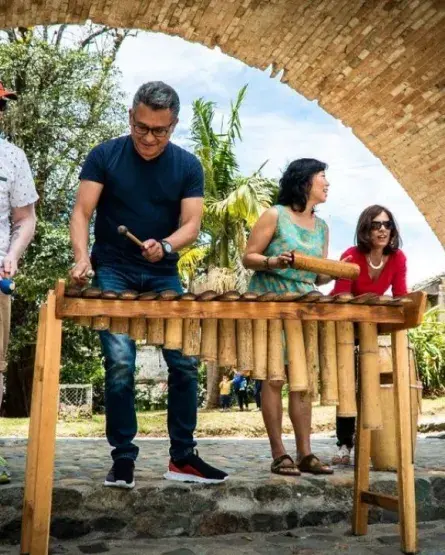 Viajeros internacionales tocan la marimba y el tambor junto a cultoras de la tradición del Pacífico colombiano. Con 1.523 frecuencias aéreas internacionales semanales y conexiones directas con 30 países, Colombia acerca su oferta cultural a visitantes de todo el mundo..